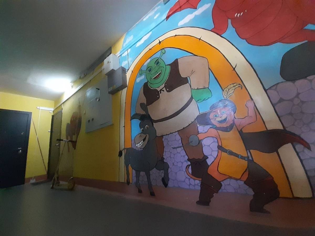 От Шрека до Тони Хоука. Гомельчанка превратила подъезд в мультяшную арт-галерею