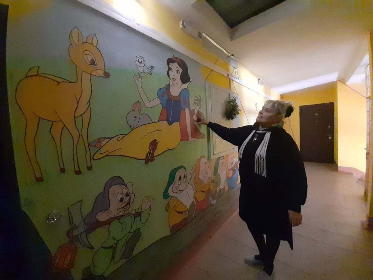 От Шрека до Тони Хоука. Гомельчанка превратила подъезд в мультяшную арт-галерею