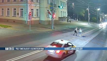 Па вместо ПДД. В Гомеле на Советской две женщины устроили танцы прямо на проезжей части