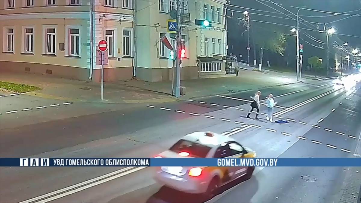 Па вместо ПДД. В Гомеле на Советской две женщины устроили танцы прямо на проезжей части